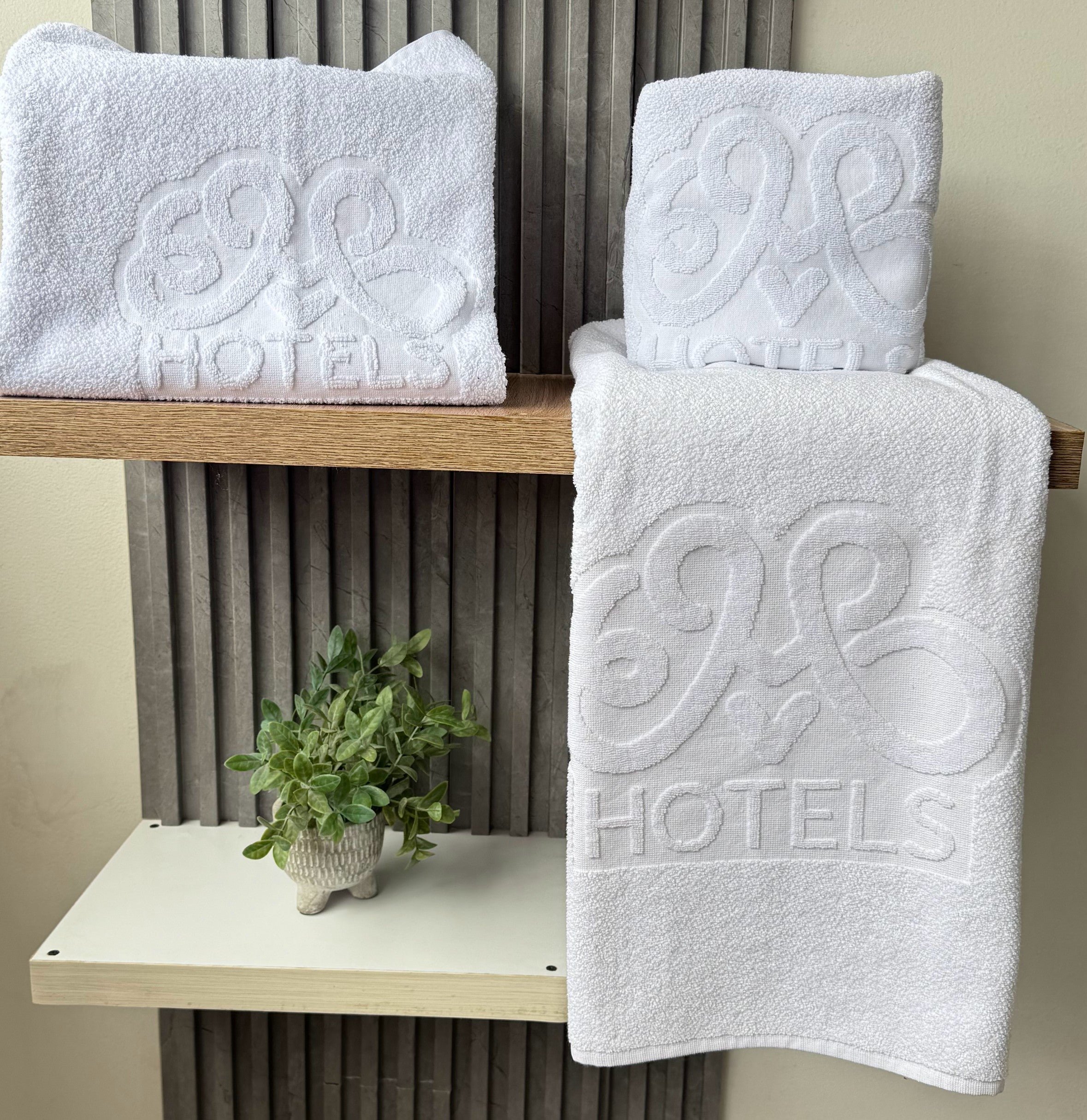 Toalla con Logo Labrado - Jacquard